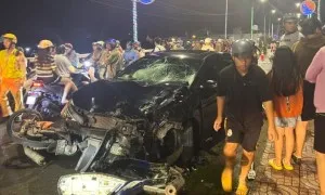 Tài xế ôtô 'vừa nhậu với bạn' tông người đi đường văng xuống sông Tài xế ôtô 'vừa nhậu với bạn' tông người đi đường văng xuống sông