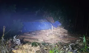 Xe đầu kéo lao xuống vực sâu 30 m Xe đầu kéo lao xuống vực sâu 30 m