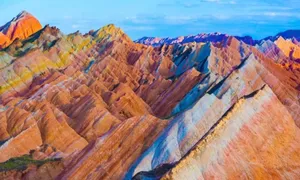 Núi cầu vồng hình thành do hai mảng kiến tạo va chạm Núi cầu vồng hình thành do hai mảng kiến tạo va chạm