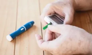 Ngâm lá rừng để 'rút độc', cụ ông suýt mất chân Ngâm lá rừng để 'rút độc', cụ ông suýt mất chân