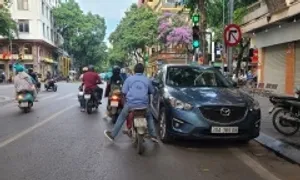 Đỗ xe ngược chiều có bị phạt như đi xe ngược chiều?